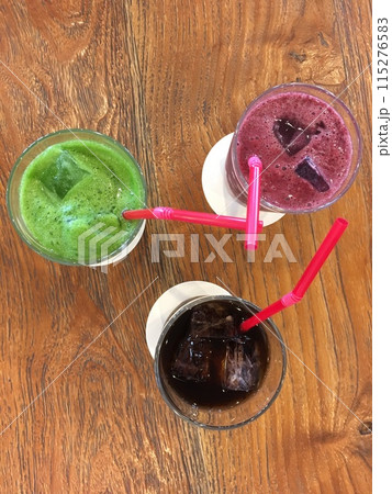 紫色と緑色と茶色の冷たい飲み物 紫色と緑色と茶色の冷たい飲み物 115276583