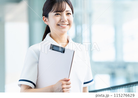 看護師の若い女性。 115276629