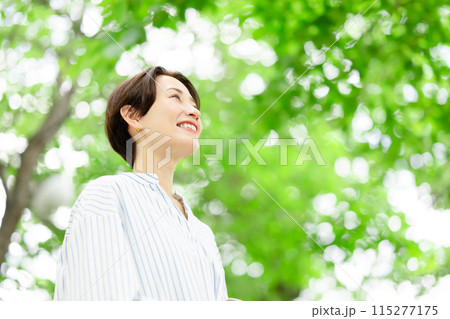 笑顔のミドル女性 笑顔のミドル女性 115277175