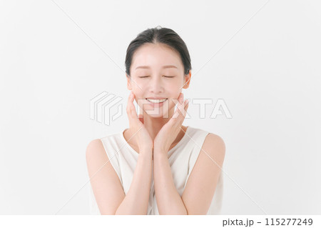 頬に手をあてて微笑む女性 頬に手をあてて微笑む女性 115277249