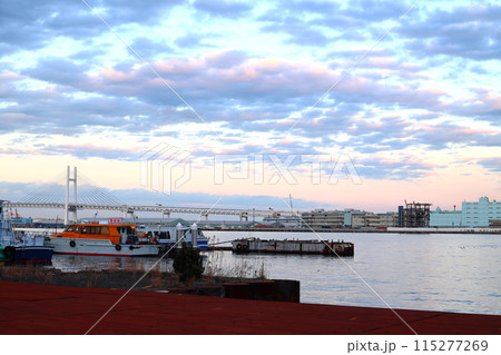 横浜港夕景 山下ふ頭 横浜ベイブリッジ 横浜港夕景 山下ふ頭 横浜ベイブリッジ 115277269