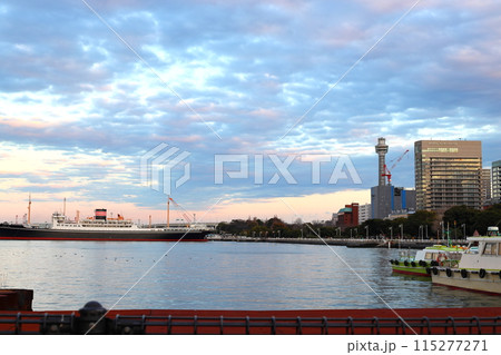 横浜港夕景 マリンタワー 山下公園 氷川丸 横浜港夕景 マリンタワー 山下公園 氷川丸 115277271