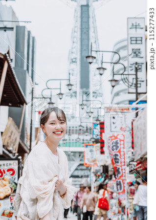 大阪の観光をする女性 新世界 通天閣 大阪の観光をする女性 新世界 通天閣 115277433