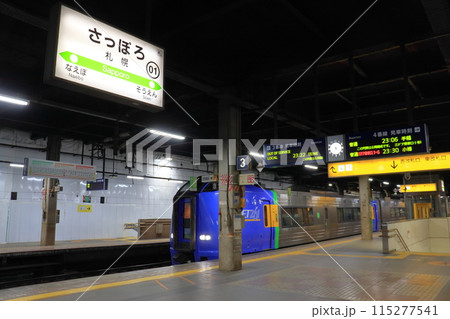 特急宗谷が到着した夜遅くの札幌駅 115277541