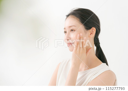 頬に手をあてて微笑む女性 115277793