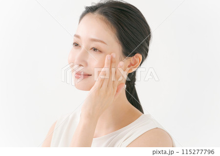 頬に手をあてて微笑む女性 115277796