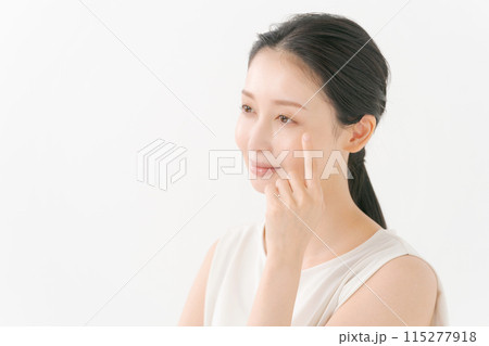 目元を指差す女性 目元を指差す女性 115277918