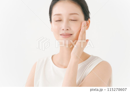 スキンケアをする女性 115278607