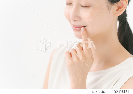 口元を指差す女性 口元を指差す女性 115279321