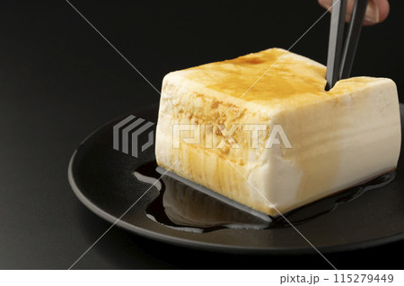 木綿豆腐 箸 箸あげ 醤油がかかっている 木綿豆腐 箸 箸あげ 醤油がかかっている 115279449