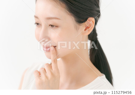 口元を指差す女性 口元を指差す女性 115279456