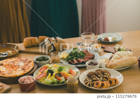 a forty-something woman 115279679