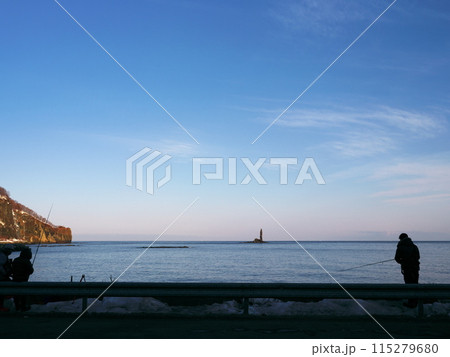 冬の北海道積丹半島 朝のローソク岩をローソク岩展望駐車場から臨む 冬の北海道積丹半島 朝のローソク岩をローソク岩展望駐車場から臨む 115279680