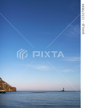 冬の北海道積丹半島 朝のローソク岩をローソク岩展望駐車場から臨む 冬の北海道積丹半島 朝のローソク岩をローソク岩展望駐車場から臨む 115279684