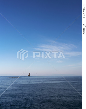 冬の北海道積丹半島　朝のローソク岩をローソク岩展望駐車場から臨む 115279690