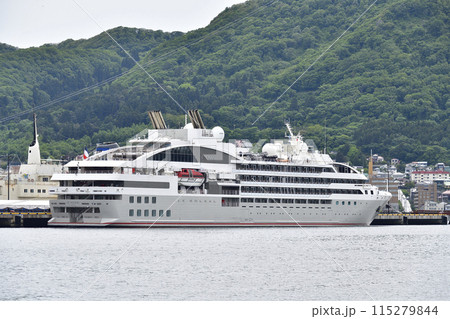 初夏の北海道函館市函館港に寄港するクルーズ船ル・ソレアル号の風景を撮影 115279844