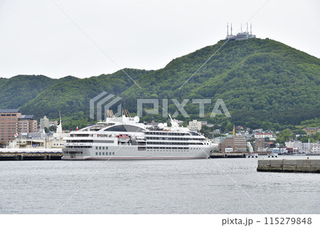 初夏の北海道函館市函館港に寄港するクルーズ船ル・ソレアル号の風景を撮影 115279848