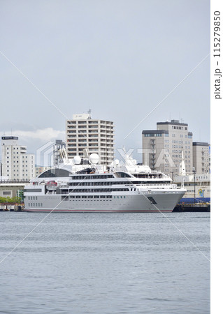 初夏の北海道函館市函館港に寄港するクルーズ船ル・ソレアル号の風景を撮影 115279850