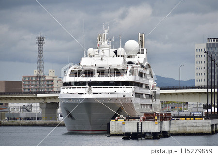 初夏の北海道函館市函館港に寄港するクルーズ船ル・ソレアル号の風景を撮影 115279859