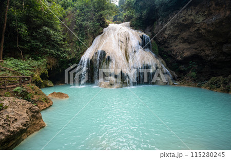 Beautiful view of Koh Luang Waterfall in Maeping National Park of Lamphun province, Thailand. It is a limestone waterfall with spectacular beauty. 115280245