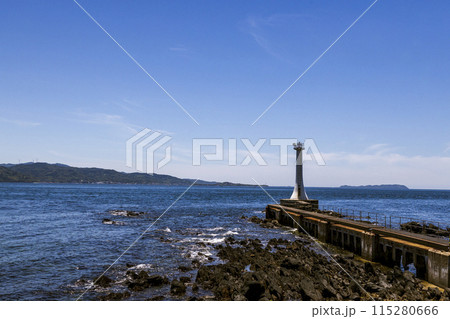 島原半島南端に位置する瀬詰崎灯台【長崎県南島原市】 115280666