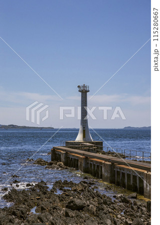 島原半島南端に位置する瀬詰崎灯台【長崎県南島原市】 115280667