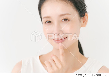 肌のケアをする女性のポートレート 115280697