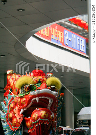 タイ、バンコクで見られる中国の旧正月、春節、獅子舞の風景 タイ、バンコクで見られる中国の旧正月、春節、獅子舞の風景 115280854