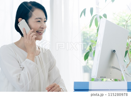 スマホで会話をするビジネスウーマン 115280978