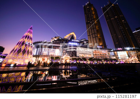 タイ・バンコクの商業施設「ICONSIAM（アイコンサイアム）」のクリスマスイルミネーション 115281197