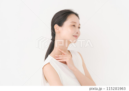 黒いロングヘアーの女性の横顔 黒いロングヘアーの女性の横顔 115281963