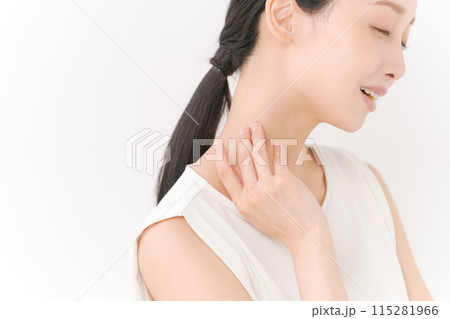 黒いロングヘアーの女性の横顔 黒いロングヘアーの女性の横顔 115281966