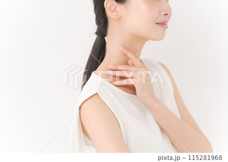 黒いロングヘアーの女性の横顔 115281968