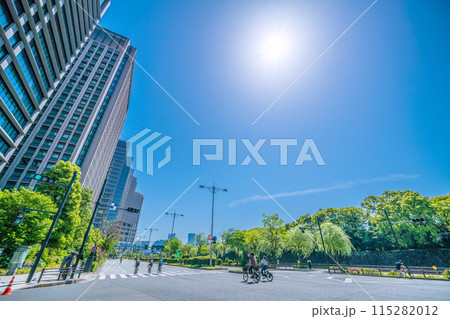 日本の東京都市景観 自転車の専用道路に…車は通行止め。新緑の大手町＝5月5日（GW） 115282012