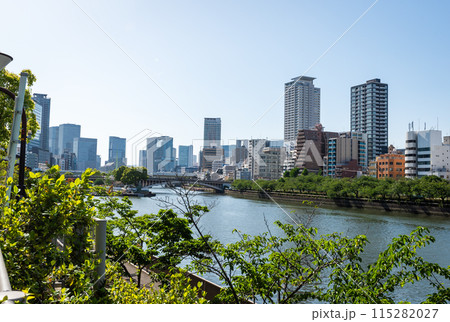 大川、八軒家浜船着場付近から見た中之島周辺のビル群、5月10日、日本 115282027
