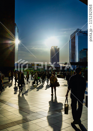 大阪駅中央北口付近からの夕景、シルエット、5月10日、日本 大阪駅中央北口付近からの夕景、シルエット、5月10日、日本 115282068