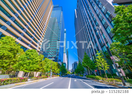 日本の東京都市景観 車の通行止めに…大手町の摩天楼。三井物産や大手町ワンなどを望む＝5月5日（GW） 115282188