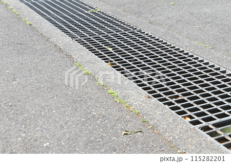 道路に設置された側溝 道路に設置された側溝 115282201