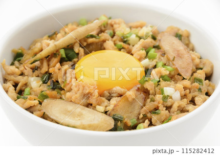 ごぼう入り鶏そぼろ丼卵黄のせ ごぼう入り鶏そぼろ丼卵黄のせ 115282412