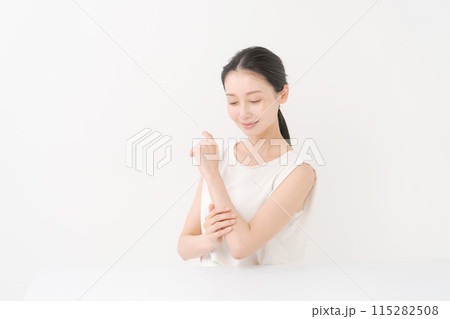 お肌をチェックする若い女性 お肌をチェックする若い女性 115282508