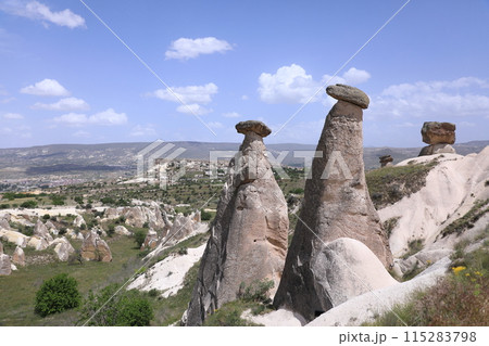 カッパドキアのエセンテベにある三姉妹の岩 115283798