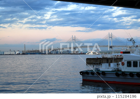 横浜港夕景　横浜ベイブリッジ 115284196