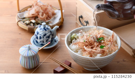 お茶漬け おかかご飯( ねこまんま )にお茶をかける お茶漬け おかかご飯( ねこまんま )にお茶をかける 115284230