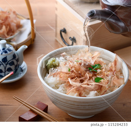 お茶漬け おかかご飯（ ねこまんま ）にお茶をかける 115284233