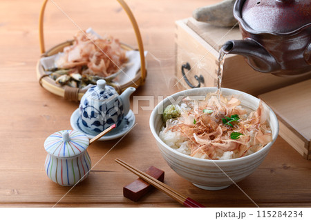 お茶漬け おかかご飯( ねこまんま )にお茶をかける お茶漬け おかかご飯( ねこまんま )にお茶をかける 115284234