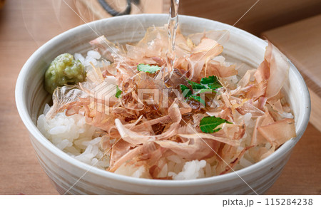 お茶漬け おかかご飯（ ねこまんま ）にお茶をかける 115284238