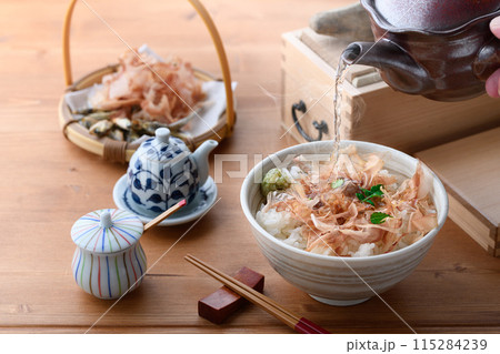 お茶漬け おかかご飯（ ねこまんま ）にお茶をかける 115284239