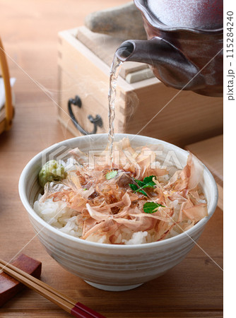 お茶漬け おかかご飯( ねこまんま )にお茶をかける お茶漬け おかかご飯( ねこまんま )にお茶をかける 115284240