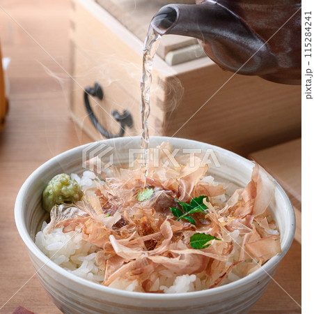 お茶漬け おかかご飯（ ねこまんま ）にお茶をかける 115284241