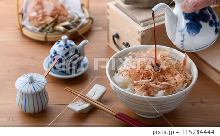 おかかご飯( ねこまんま )にお醤油をかける おかかご飯( ねこまんま )にお醤油をかける 115284444